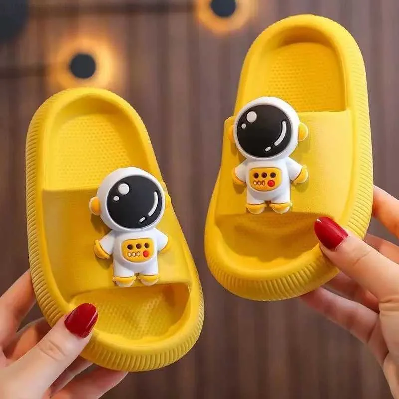 Slipper Children Astronaut Cartoon Slippers Soft Soled Non Slip Boys Badrums tofflor Girls Lightweight Extern Wearing Slippersl2404