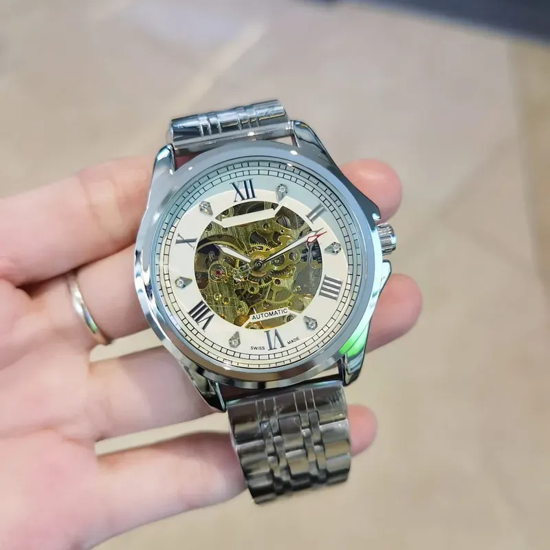 Luxury Mens Watch Mechanical Automatic Movement rostfritt stål Band diamantdesigner armbandsur av hög kvalitet män tittar på födelsedagen fars dag gåva Montre 42mm