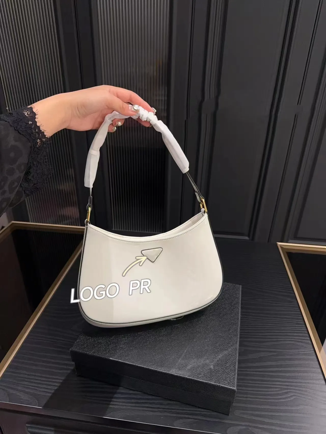 Luxury brand underarm handbag Fashion bag Shoulder bag Patent leather correct version high quality authentic logo see the original picture Contact me12