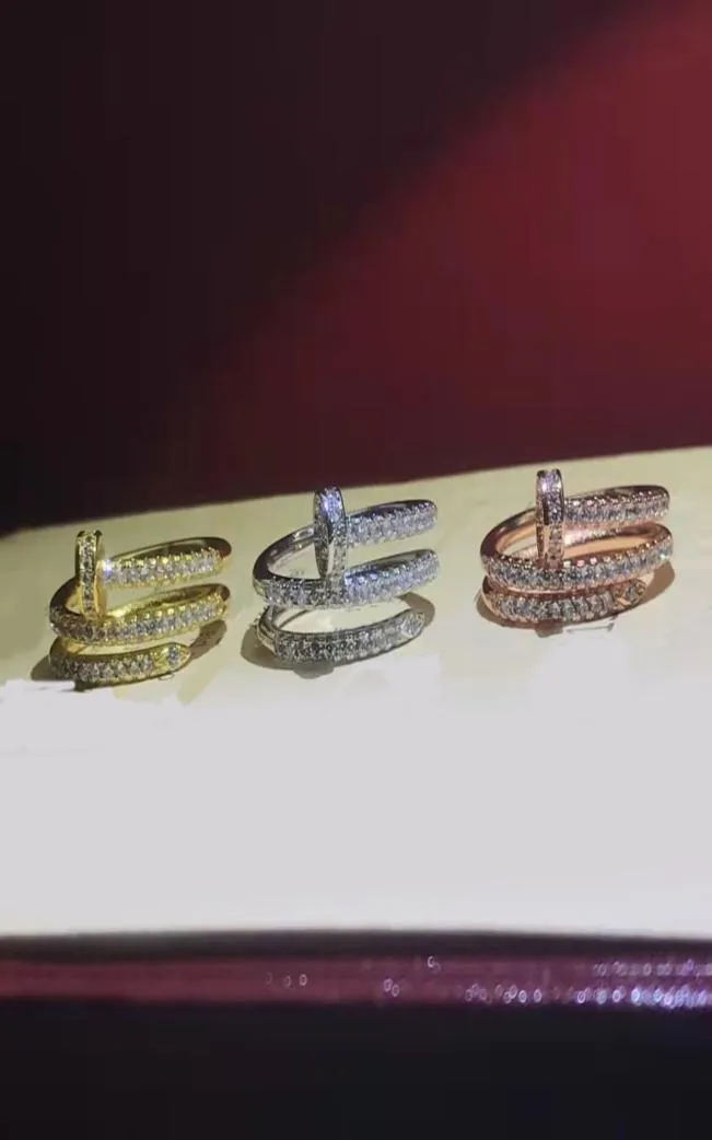 Fashion designer con pietre laterali anello per chiodo rina pieno di strass tre colori Disponibili uomini e donne Regali di nozze della coppia di stile Je6758068