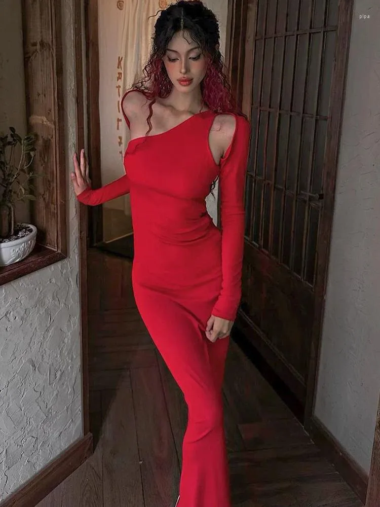 Casual jurken Temuscola Hollow Out Bodycon Red Party Dress Women 2024 Autumn Winter Sexy diagonale kraag lange mouw elegante maxi vrouw