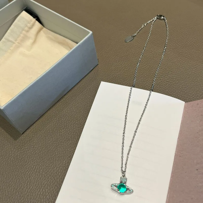 Designer halsband Saturnushänge Lake Blue Ovaktpärl Bead Halsband Roterande hänge nisch mode smycken