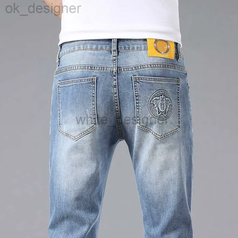 Jeans designer per jeans di fascia alta da uomo Kong per la primavera estate primavera a metà terra bianca piccola fitta dritta pantaloni lunghi pantaloni di moda mm8726gf