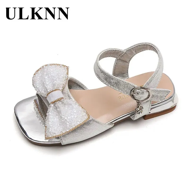 Childrens High Heels Sandalen Kindermädchen Strand 2023 Baby Bogen Mittelsbuße Prinzessin Schuhe 240408