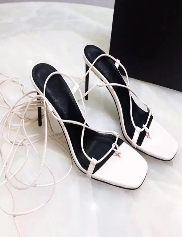 Chaussures réelles 2019 Luxury Designer Style Patent Leather Thrill Heels Femmes LETTRES UNIQUES SANDALS VRA