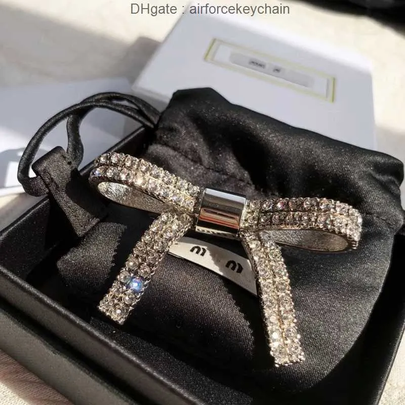 Hårklipp Barrettes Ny stil M Märke lyxig kvinnors designer för kvinnor flickor bowknot diamant hår stift mode hårnål db1r