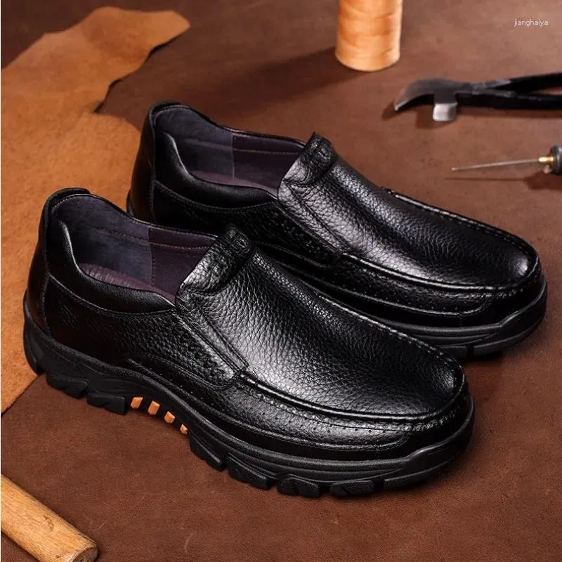 Casual skor loafers äkta läder män mjuk ko mode manliga skor svartbrun slip-on sko