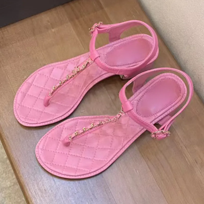 Summer Classic Women Flat Pinch Toe Sandals Designer di alta qualità in pelle di alta qualità con decorazione a catena metallica fuori da passeggiata a piedi sandali da spiaggia per le vacanze