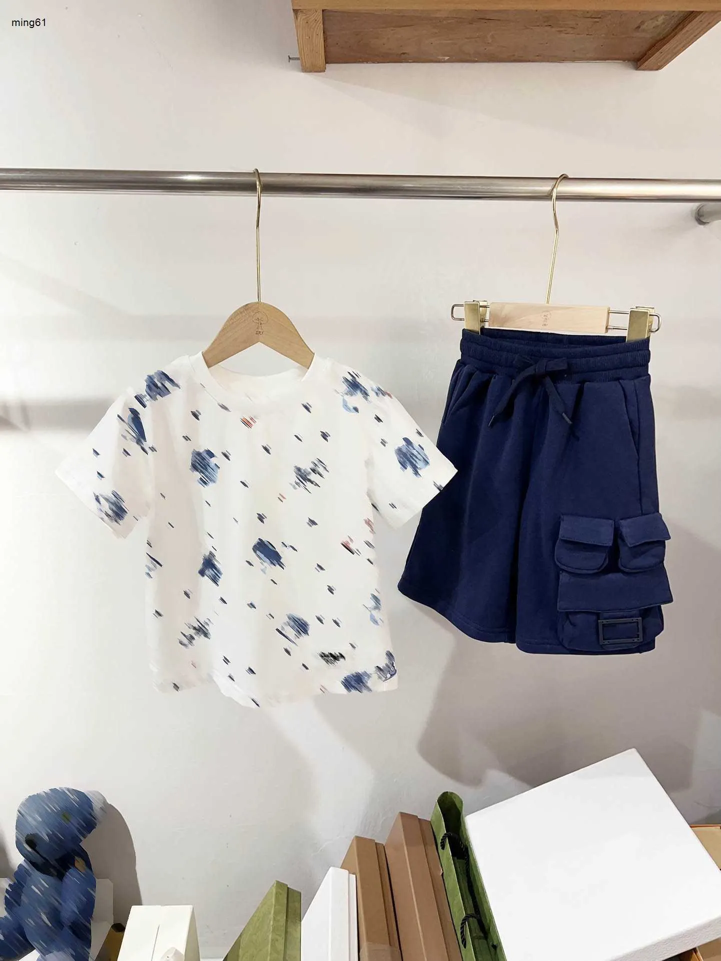 Marke Baby Tracksuits Jungen kurzärmeliger Anzug Kinder Designer Kleidung Größe 100-160 cm T-Shirt und Taschen-Dunkelblaue Shorts 24APRIL
