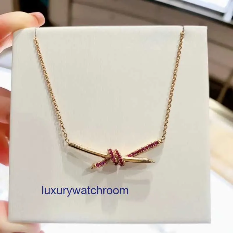 Luxury Tiffenny Designer Brand Pendant Necklaces High Edition V Gold T Family Pink Diamond Twisted Necklace for Women 18k Light Knot Series Cross Col