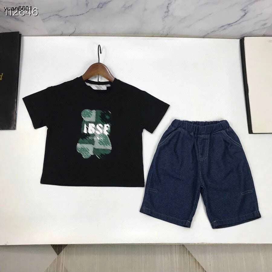 Populära babybanor Summer Kids Designer Kläder STORLEK 90-150 CM PATCHWORK Mönster Printing Boys T-shirts och Blue Denim Shorts 24 April