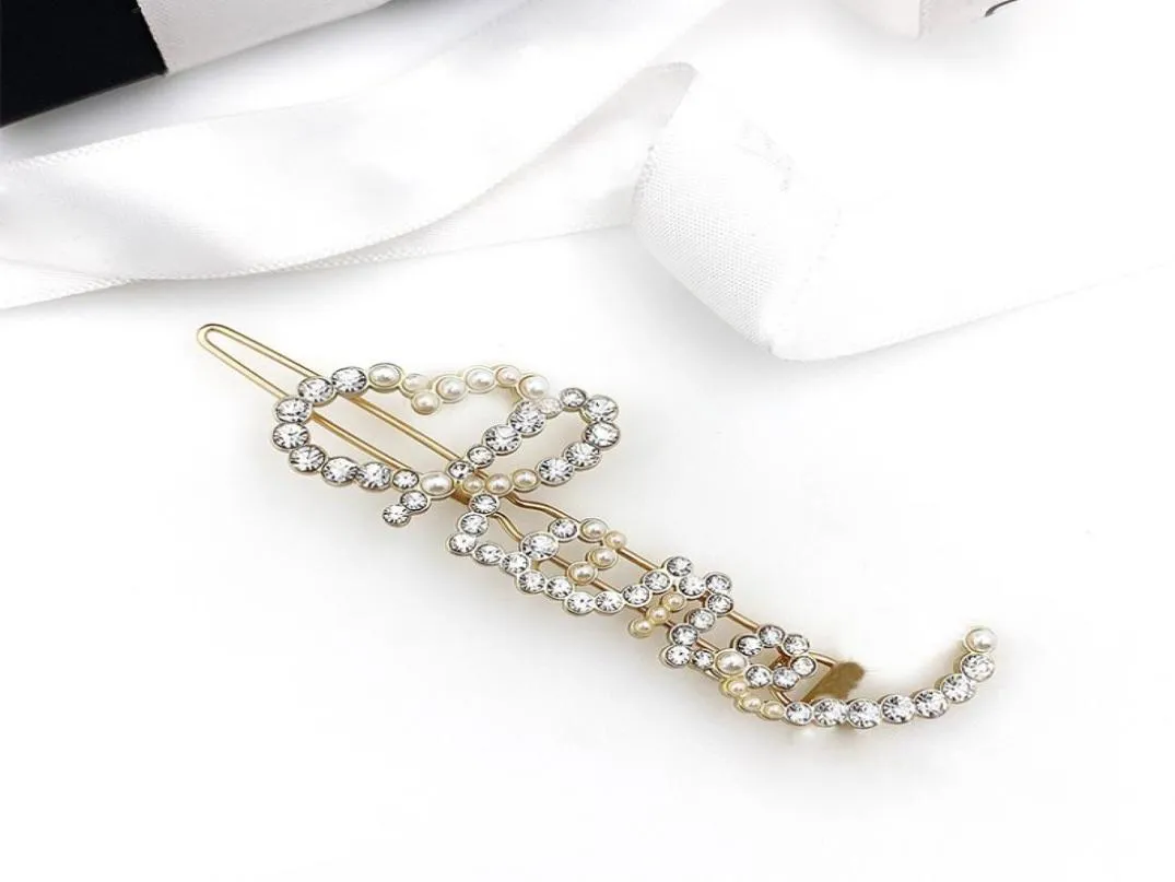 Femmes Clip Clip Luxury Designer Bijoux en épingle à cheveux Clips Diamond Clips Pearl Letter Clip Clip Pins Headdress Metal Clips For Bride Chandband4625208