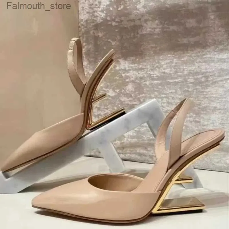 Sandals 2024 Summer New Womens Chaussures Designers de mode européens et américains High Heels and Sandals Fashion Show Shoes Q240419