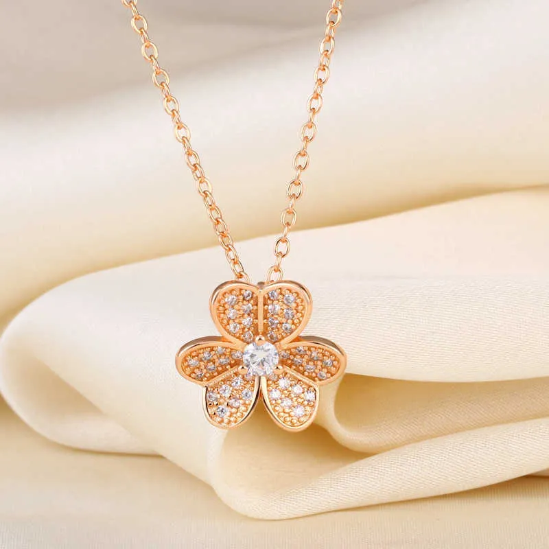 مصمم رفيع المستوى Vancleff 925 Silver Mosang Stone Lucky Full Diamond Clover Necklace Women Light Light Luxury INS Fashion Petal Stail