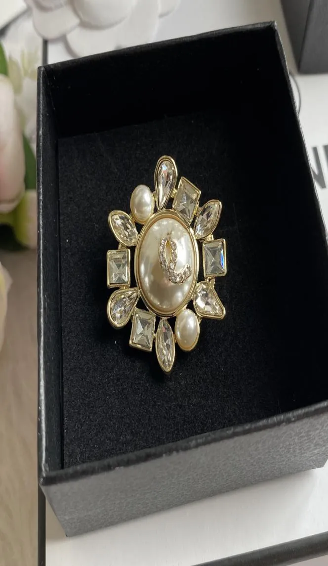 Brooch de concepteur de luxe Lettres de marque Brooches Diamant Pin Femmes Femmes 18K Gold Crystal Rhingestone Pearl Pins pour les vêtements célèbres 1958201