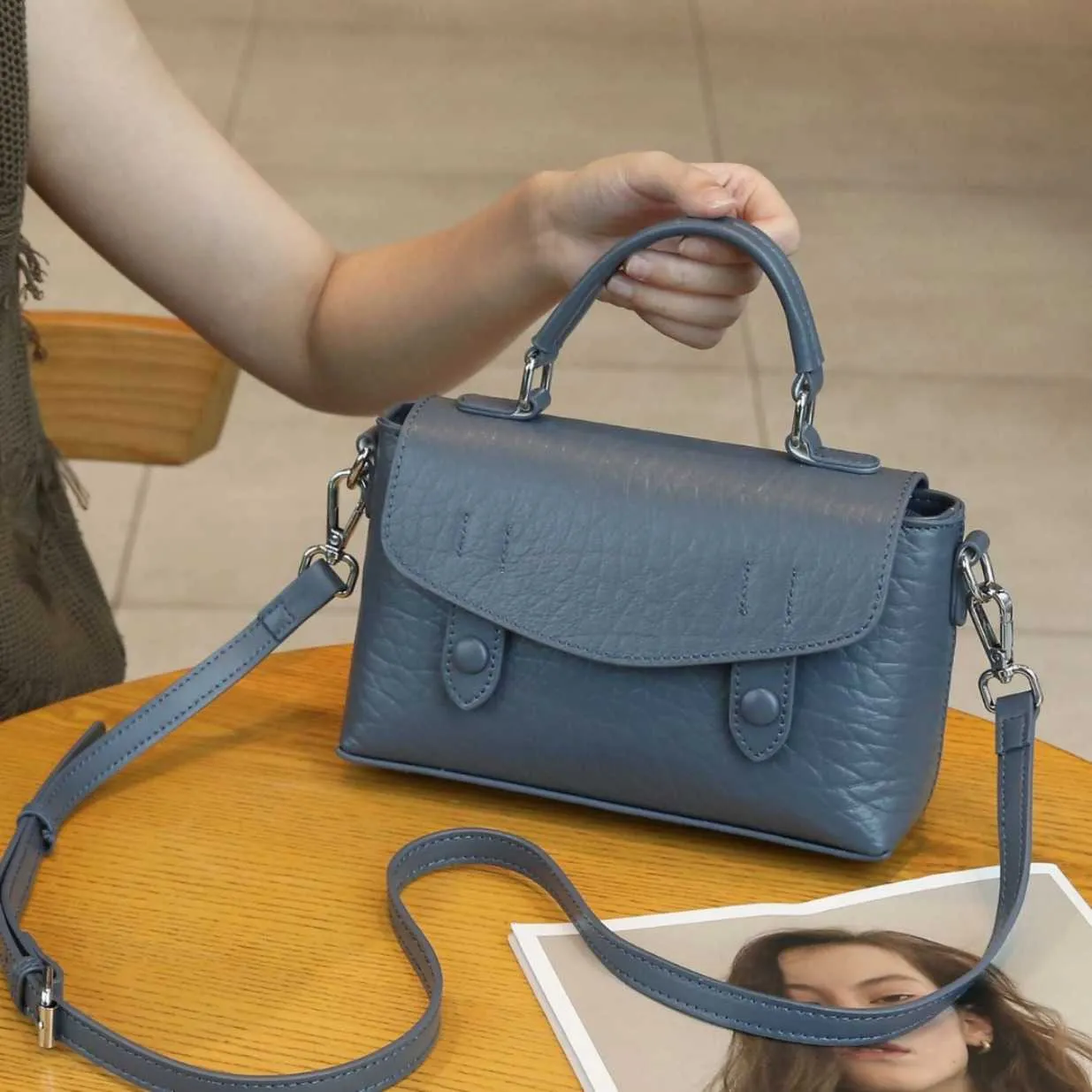 Lagerhuvud kohud mjuk och kontrasterande färg för vårens sommarnisch kuddväska trendig fashionabla en axel crossbody praktisk version läder