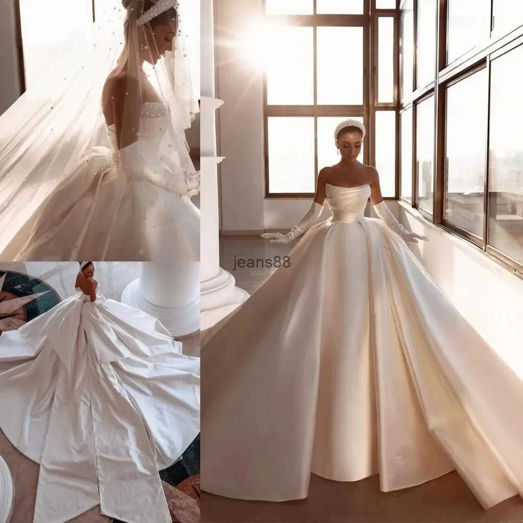 Royal Ivory Satin Dubai Arabic Wedding Dresses Sexy Beads Strapless Backless Ruched Long Train Bridal Gowns With Big Bow Robes 2023 BC14905