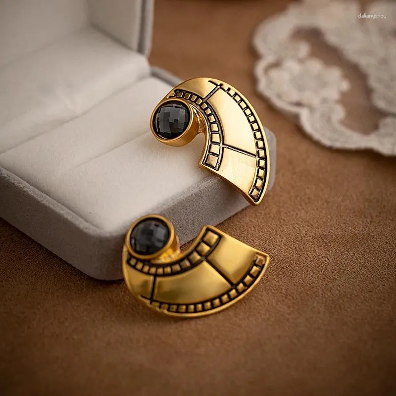Brincos de garanhão vintage geométrico de alto grau de ouro metal para mulheres France Style Luxury Ear Jewelry Gifts 2024
