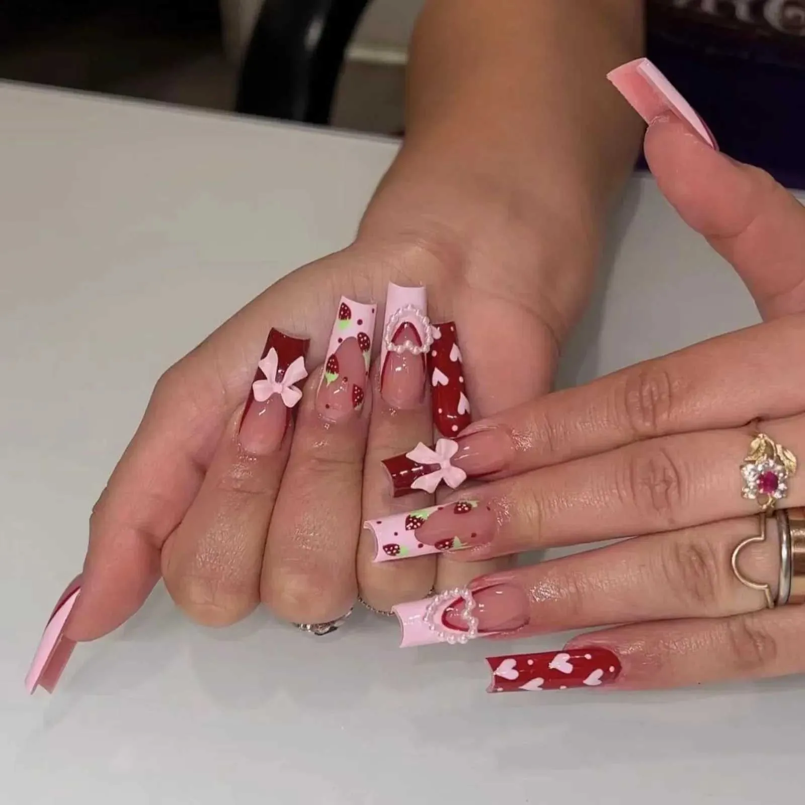 False unhas 24pcs prensas francesas de comprimento médio em pregos unhas falsas com pérolas de arco pérolas vestidos de morango rosa quadrado unhas falsas y240419