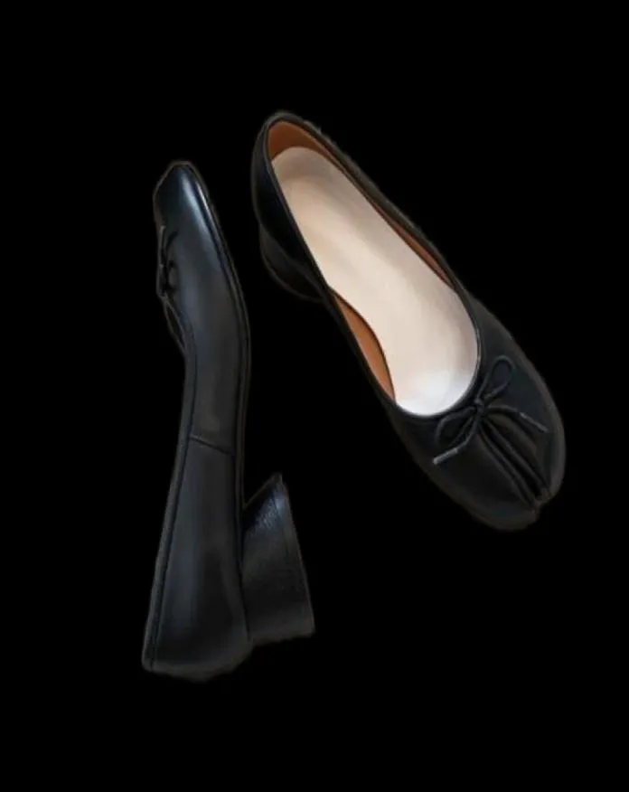 Designer äkta läder split tå runda låga klackar skor kvinnor vår höst ny bowknot tabi ninja gris fötter pumpar dam5507177