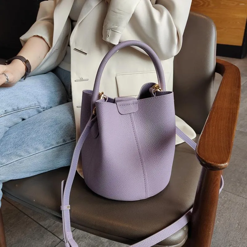 Drawstring asil lavanta mor yuvarlak kova tote küçük zarif inek derisi deri kadın omuz crossbody çantası moda bayanlar el