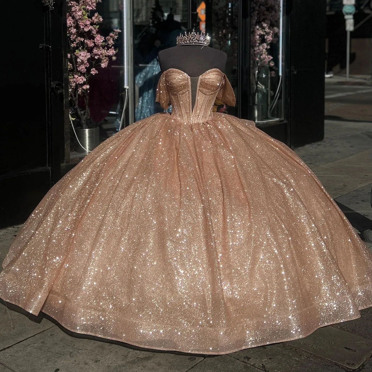 Jasnobrązowa księżniczka quinceanera sukienki balowe lśniąco na ramię brokatek cekiny vestido de quinceanera bal balowy sweet 15 masy sukienki maskarady