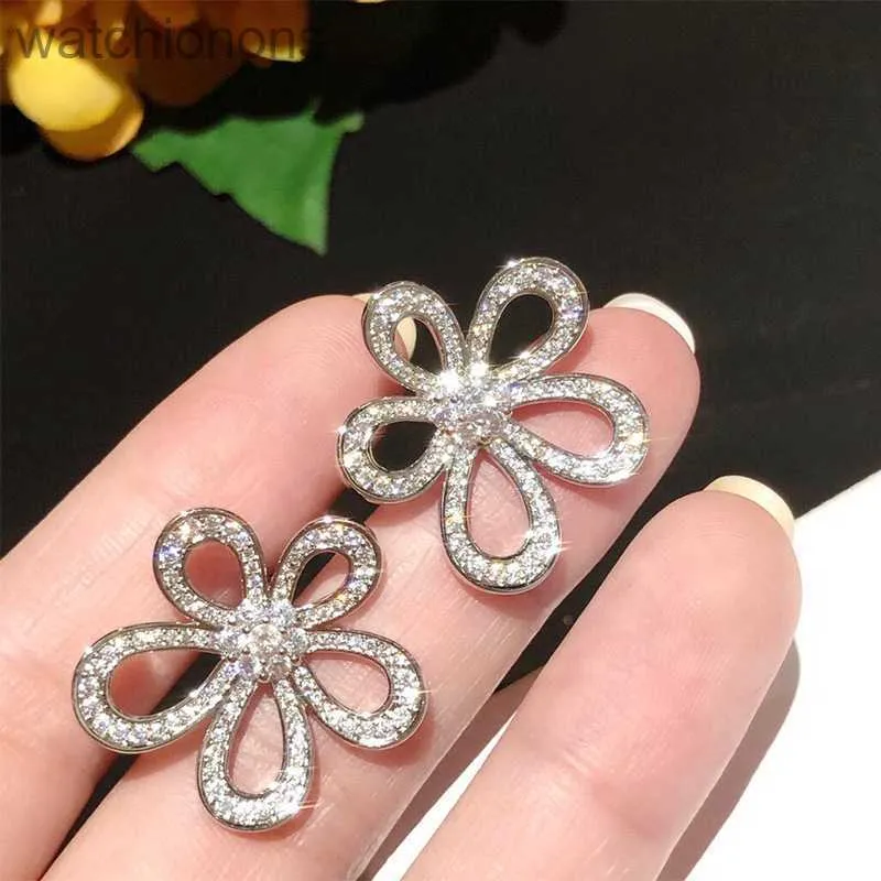 Kvinnors toppklass Vancellelfe Original Designer Earrings S Silver Needle Diamond Set Hollow Flower Fashionable Extraordinary Smycken med logotyp