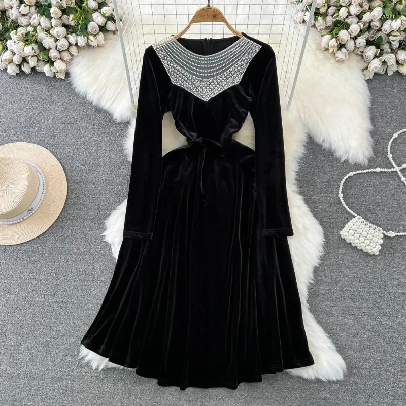 Vestidos casuales Vestidos de terciopelo para mujeres Otoño Invierno Invierno Mid-Longitud A Black O-Neck A-Line Tulle Patchwork Beading Elegante Vintage Big Swing