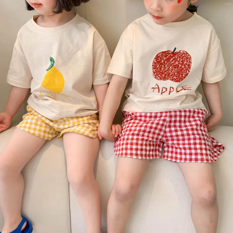 Kläder sätter sommaren kort ärm t -shirt shorts tvåstycken tecknad frukt tryckta tees kostymer koreansk stil avslappnad lös småbarnsdräkt