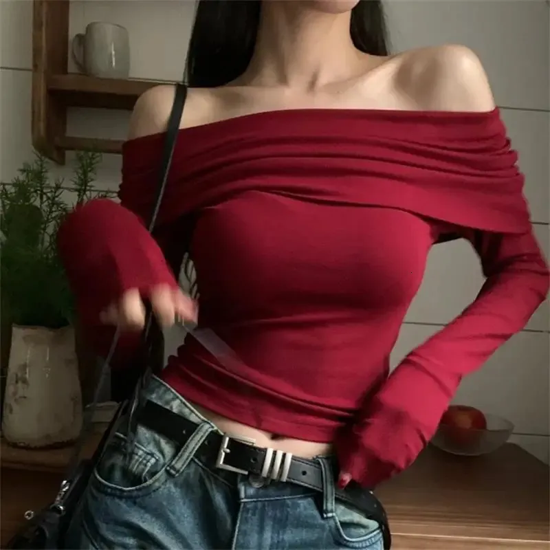 Tampas sexy fora do ombro de manga longa Tampo feminino outono -inverno 2023 Menina picante Slim Fit Red Tshirt 240417