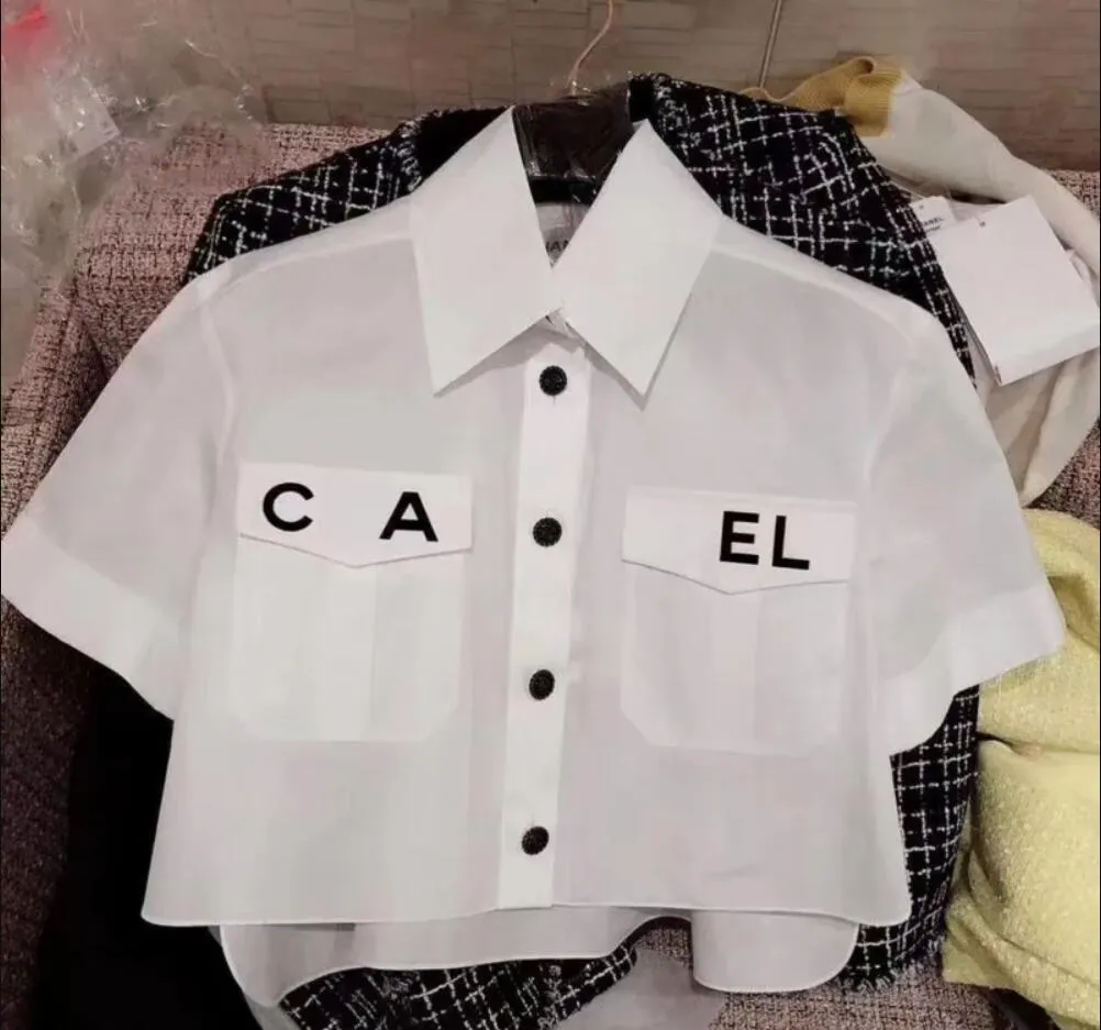 Camisas De Diseñador De Mujer: Tapa Elegante De Manga Corta Con Botones  Blusa De Cárdpán Liviana De Color Sólido Para Mujeres De 30,92 € | DHgate, image size:1002x937