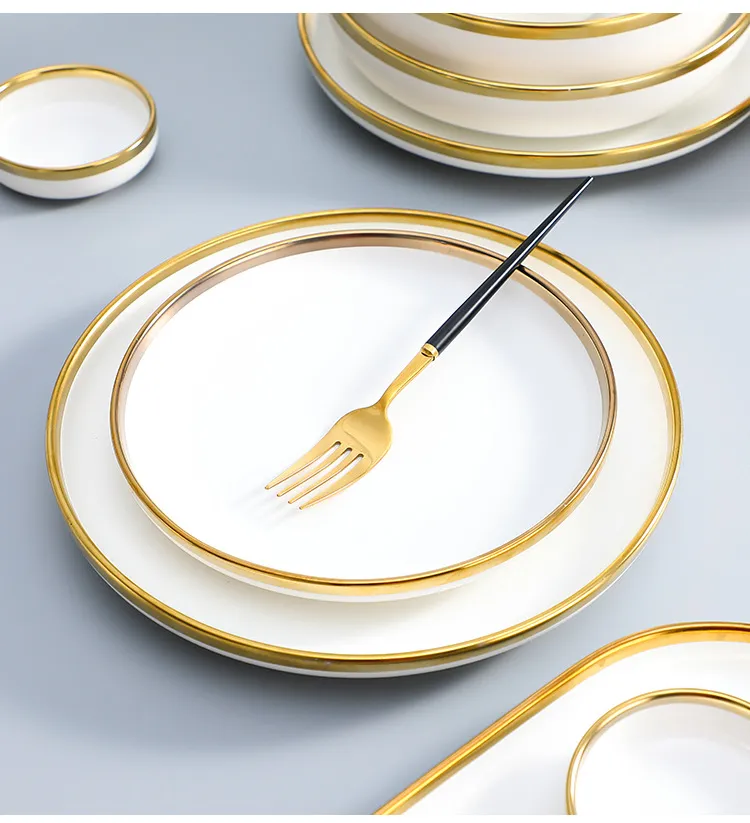 Tavoli da tavolo in porcellana stocca piatti e ciotole bianche per piatti in ceramica nuziale con bordo d'oro