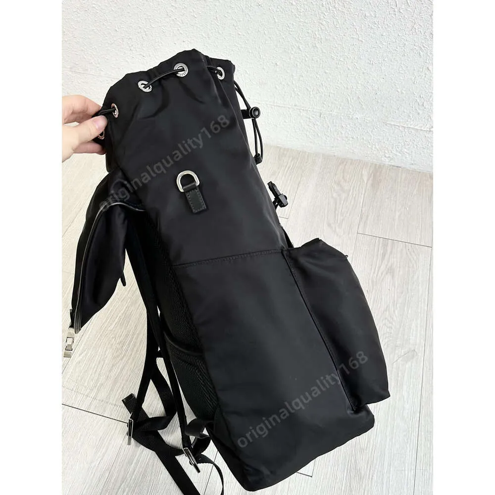 2024 Men de mode pour hommes sac à dos Europe Original Nylon Parachute Leather Designer Brand Sac à volet à crampons noir