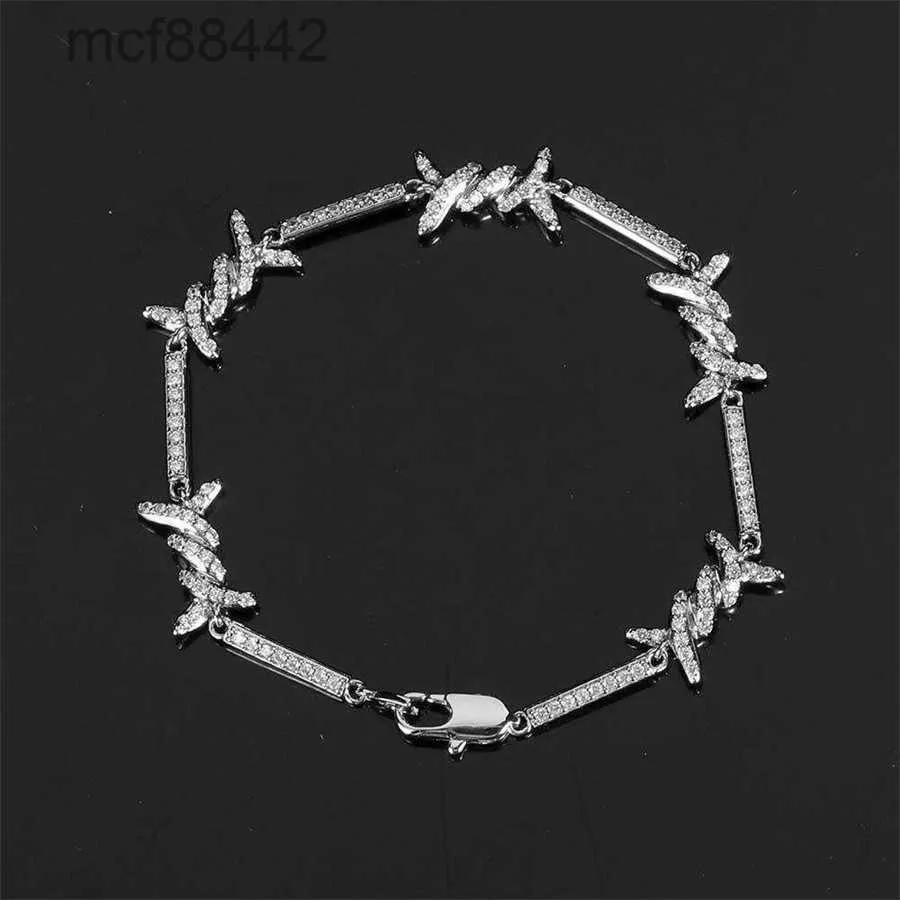 Hip Hop 2,5 mm Fer Wire Chain Couple Bracelet Micro Set Zircon Sun Bouton Fine épine et femmes