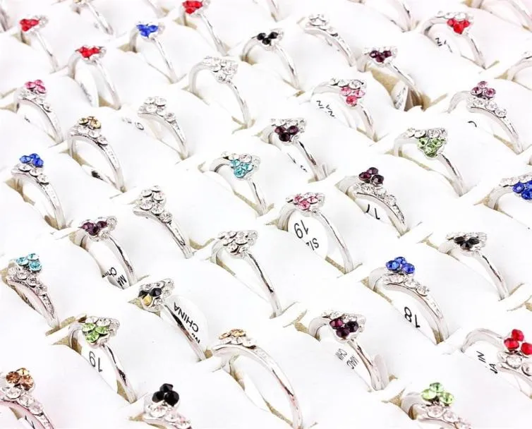 Qianbei 50pcs 세트 전체 혼합 로트 반짝이는 크리스탈 모조 다이아몬드 반지는 어린이 약혼 결혼식 신부 손가락 반지 쥬얼리 232v3607469