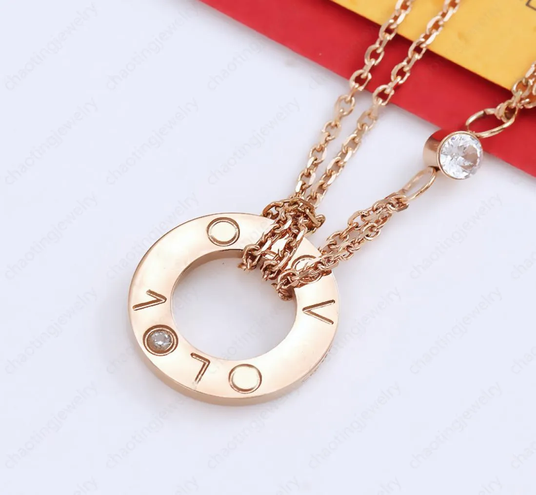 C Collier de pendentif à double chaîne de mode avec lettre de diamant logo rond plat Couple de luxe en acier en acier complet