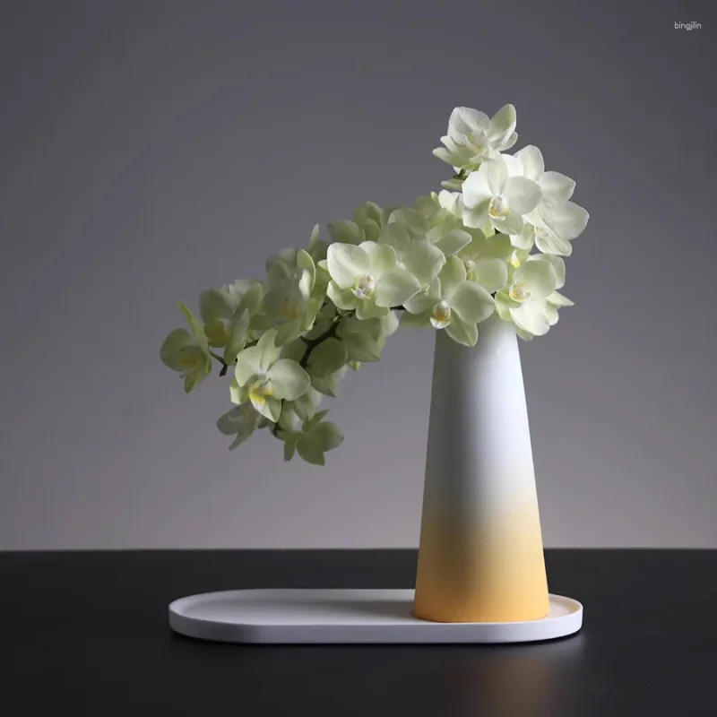 Vaser heminredning vas original utomhus modern rund prydnad keramik unik nordisk minimalistisk design vit blomsteros rum