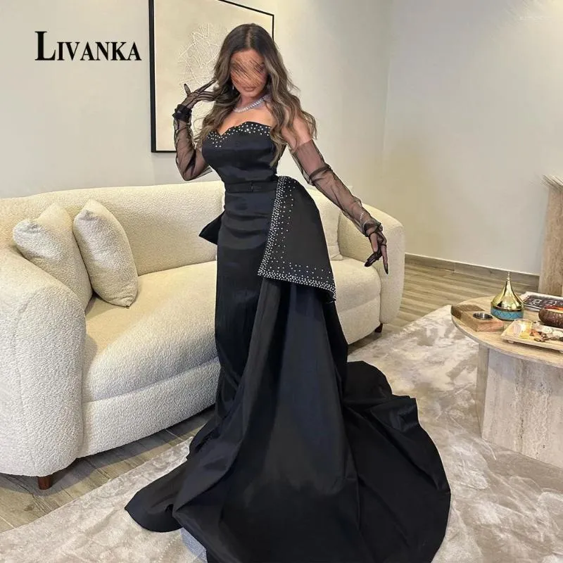Runway -jurken Livanka Trendy Sweetheart Celebrity Bowknot Sweep Train Mouwloze kristallen Backless Vestidos de Noche Custom Made Made