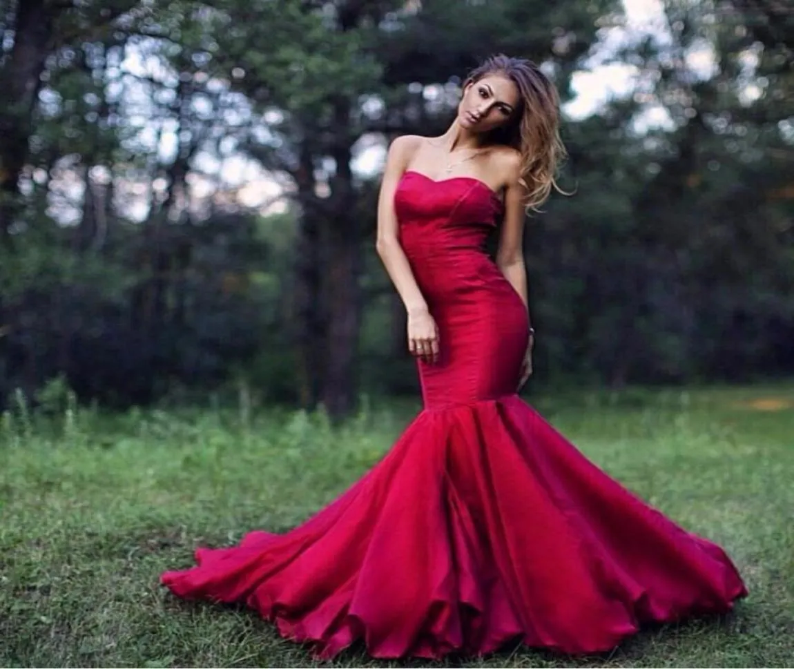 Sexig röd satin kvällsklänningar elegant stropplös satin formell klänning parti rufsar rygglös trumpet gotisk plus storlek prom klänningar new6352030