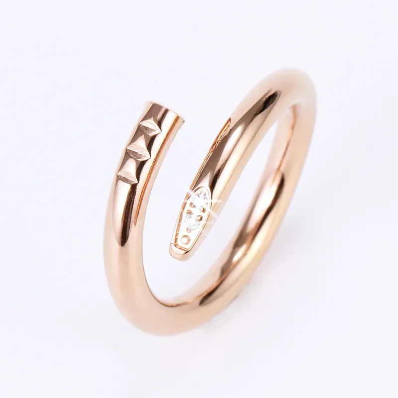 Luxury smycken ring damer diamantring designer ring klassisk unisex manschett ring pläterad med titan guld mode tillbehör aldrig bleknar inte allergisk kärleksring gåva