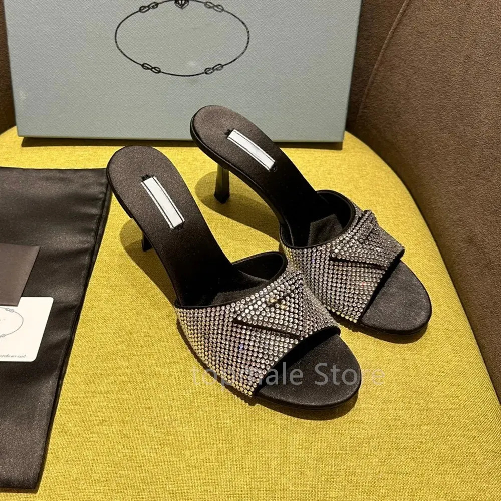 Lüks tasarımcı terlik cilalı deri yaz sandalet ayakkabıları stiletto sandalet kadın terlikleri