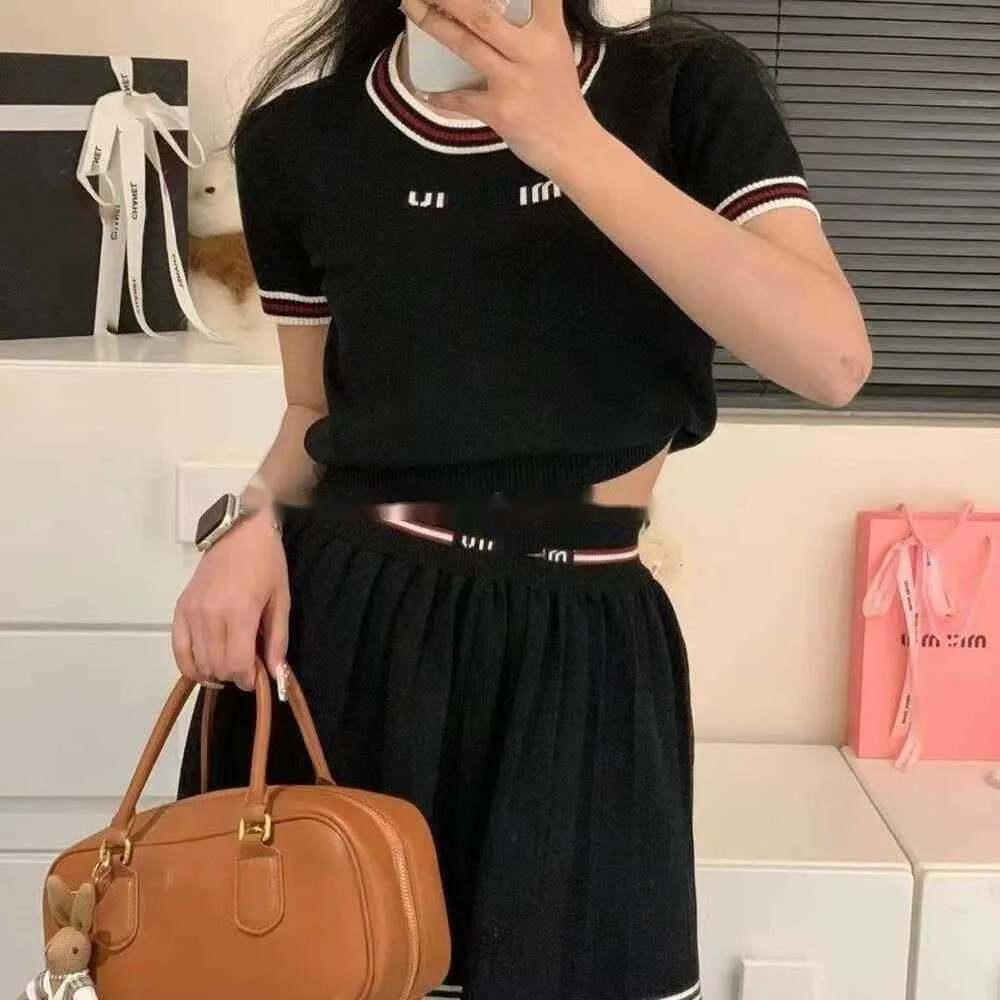 Conjunto de duas peças femininas de saia de suéter de malha doce e elegante para o início da primavera feminina, reduzindo a camiseta de manga curta com saia plissada de estilo colegial mzum