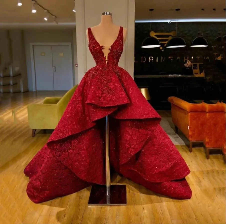 High Low Red Prom Dresses Ruffle Train Pärled Spets Sökade djupa V Neck Kändisklänningar Robes de Mariee Beads Luxury Evening Clows