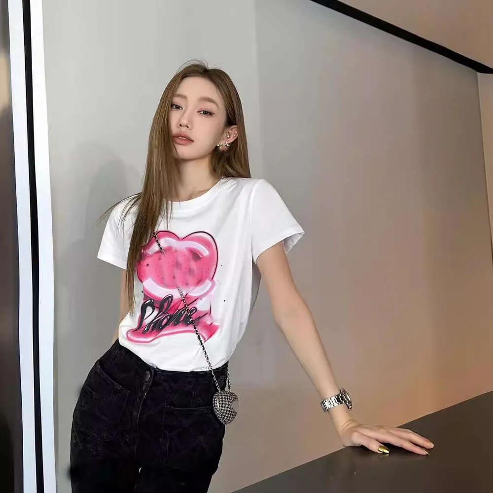 Designer Live Broadcast of Xiaoxiangjia Skiing 3D Pink White Love Versatile Girl, mostrando uma blusa mais fria com mangas curtas