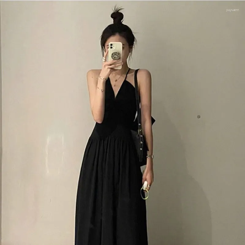 Casual jurken V-hals Zwart Backless Dress 2024 Franse pittig meisje Zomer High End Design Design Elegant en Small Group Strap Long