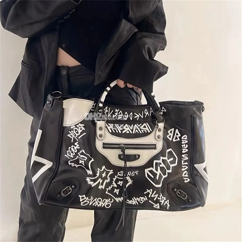 Le Cagole Womens Leather Vanessa Bruno Tote Large Capacity Graffiti Shopping Bag For Summer Beach Designer Handbag With Gold Letter Supersoft Crossbody Shoulder Strap And Wallet Included From Feller o...