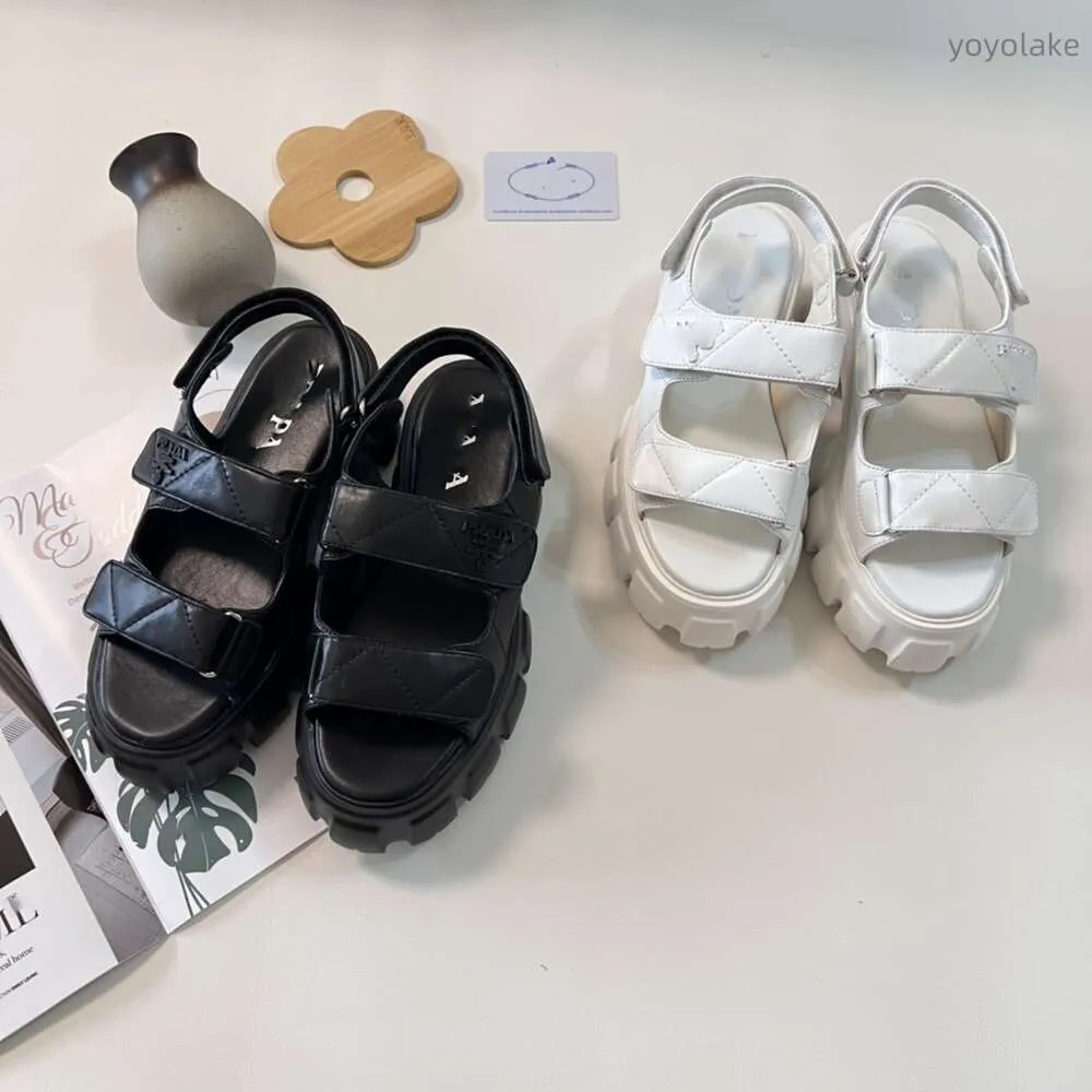 Sandały Nowy styl Monolit Sandal Designer Grube Women Klasyczne wypoczynek P Luksusowy gladiator Czarna biała moda skóra 240308