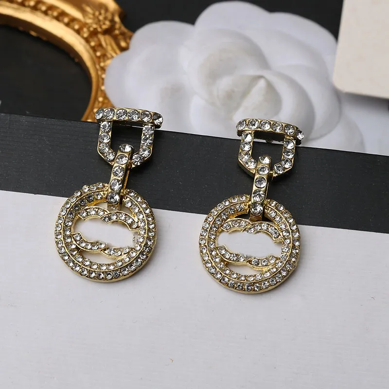 2style 18k Gold Plated Luxury Brand Designer Doppelbuchstaben Hengst Dangle Hoop Geometrische Frauen Langer Quastenkristall -Strass -Perlen -Ohrring