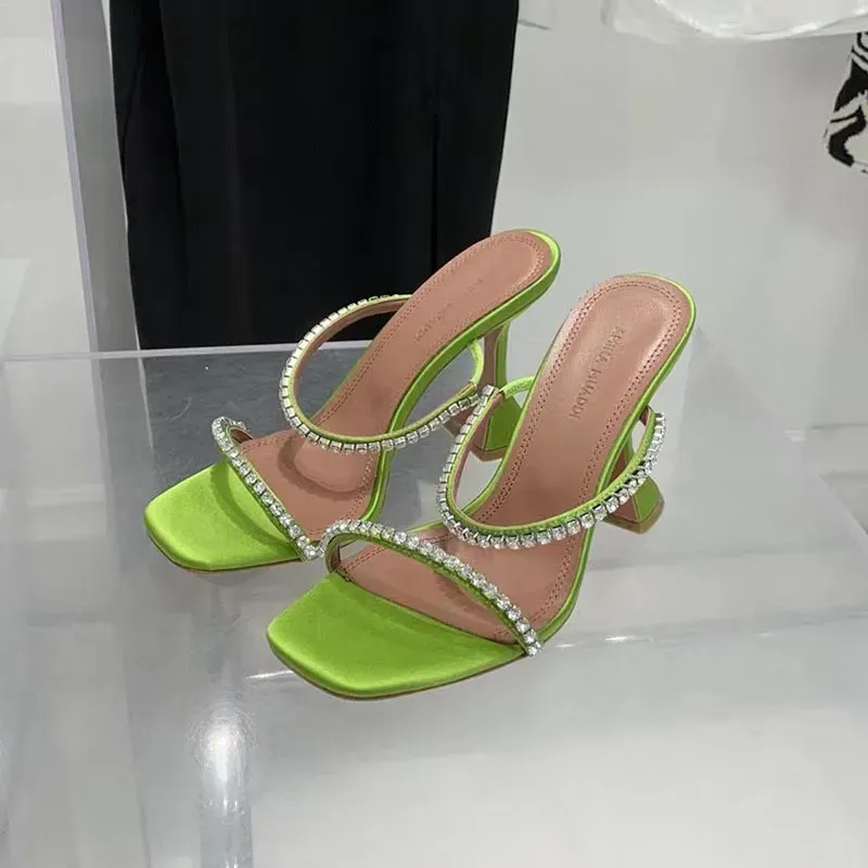 2024 Summer Muaddi Gilda Sandals Scarpe Donne Muli Mulini in pelle cristallina Muli Martini Abito da festa Abito da festa perfetto per le scarpe da passeggio perfette puntate da donna il lusso