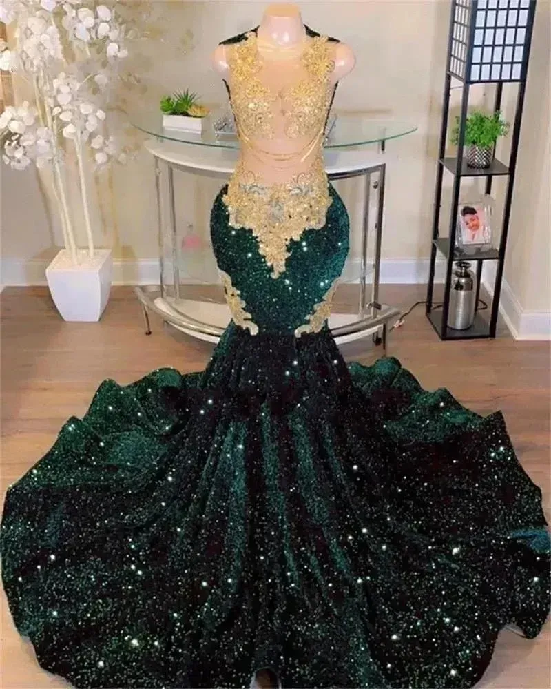 Populära mörkgrön sjöjungfruklänningar 2024 för svarta flickor Golden Lace Applicants pärlor Tassels Velvet Sequin Party Gown BC18147